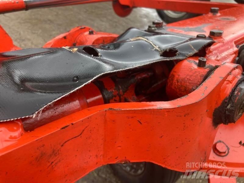 Kuhn GF8702T مكابس وميبسات التبن