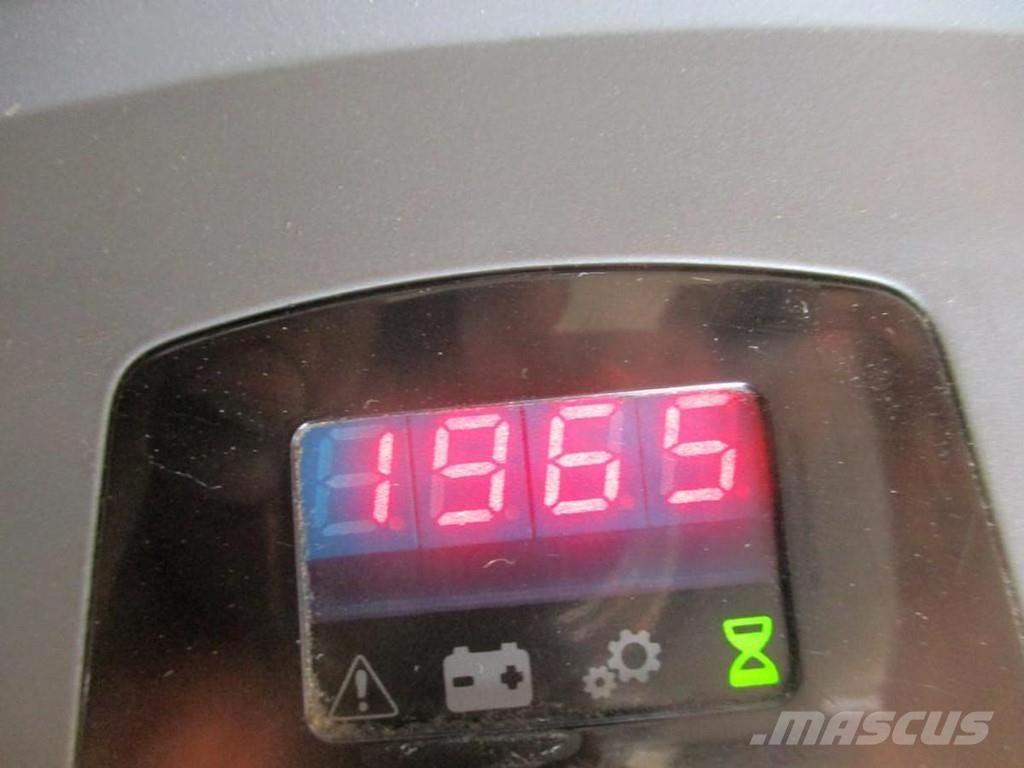 Toyota LPE200 رافعة منخفضة المستوى ذات منصة