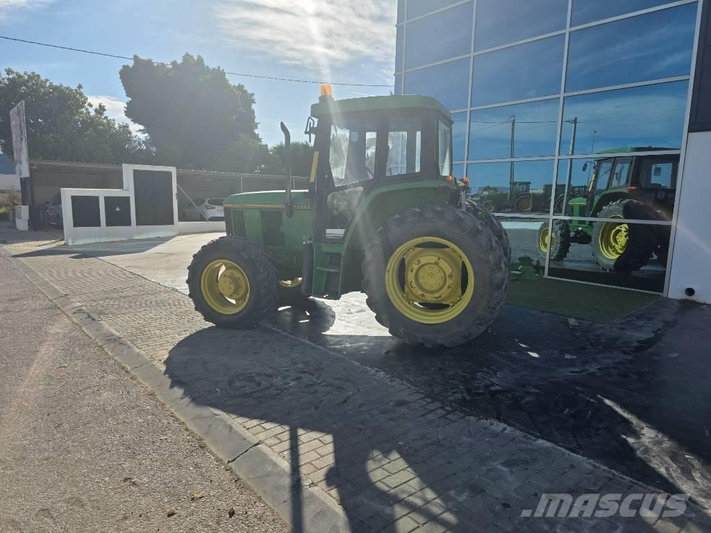 John Deere 6100 الجرارات