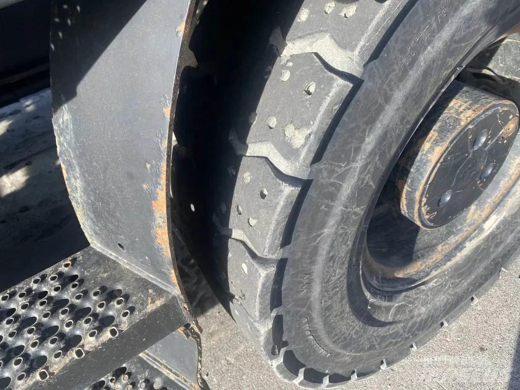 CAT M318F حفارات بعجل