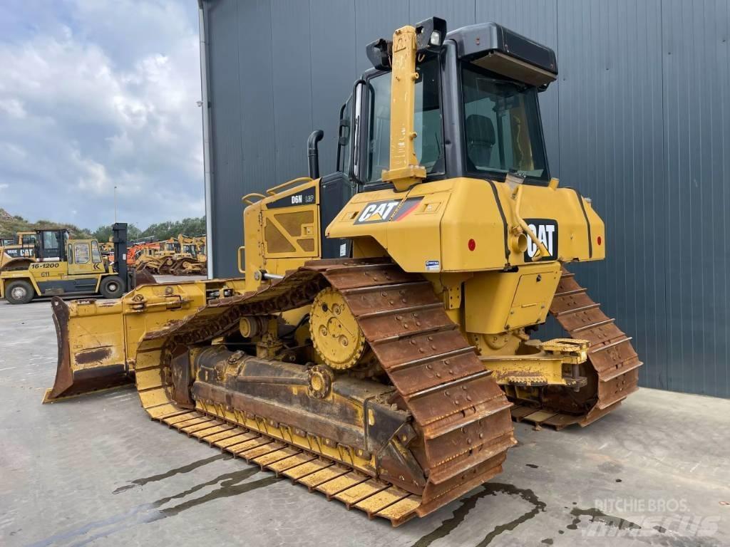 CAT D6N LGP بلدوزرات مجنزرة