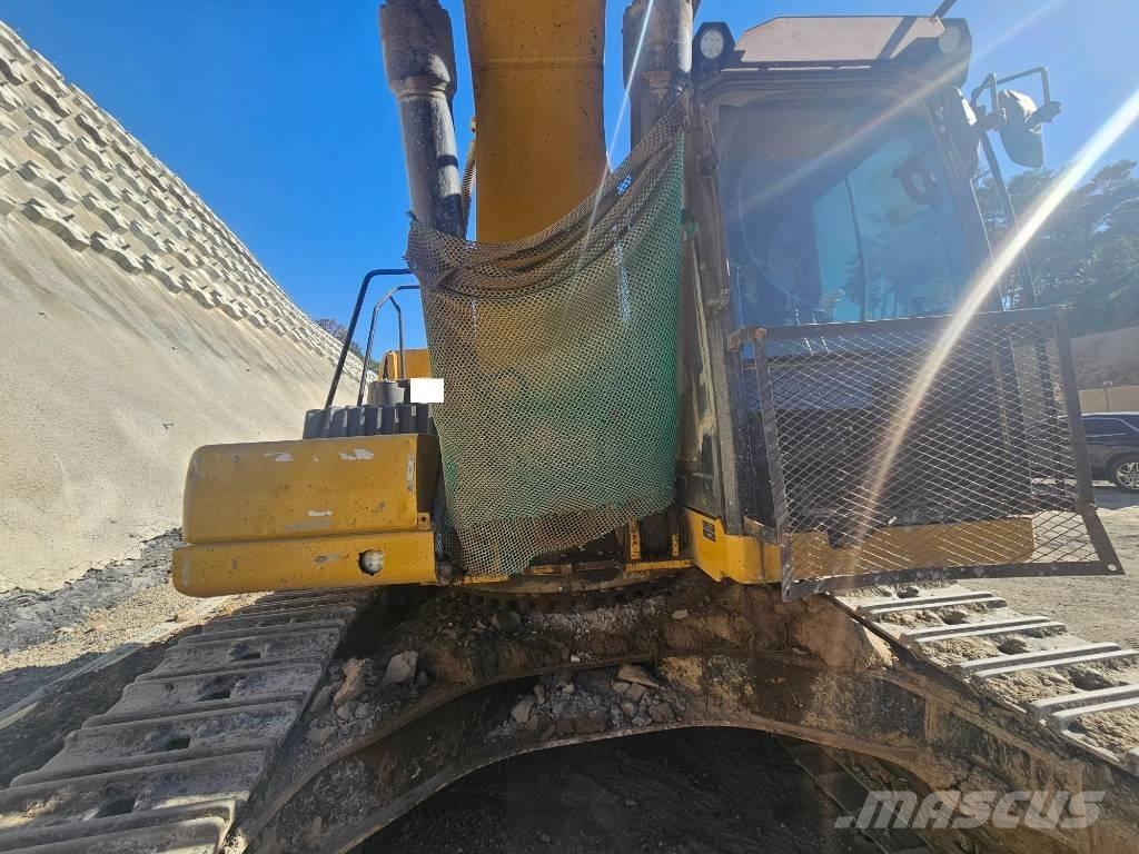 CAT 330 حفارات زحافة