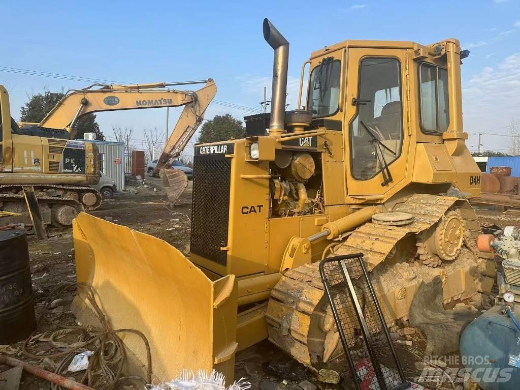CAT D 4 H بلدوزرات مجنزرة
