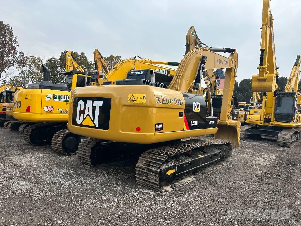 CAT 320 D2 حفارات زحافة