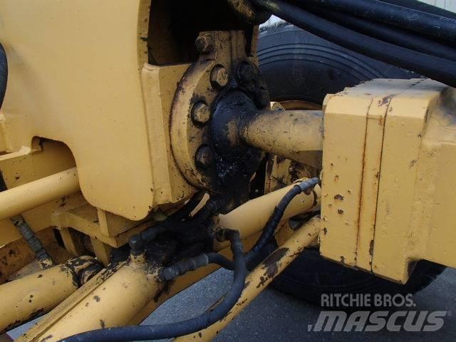 Volvo G 740 B معدات تمهيد الطرق