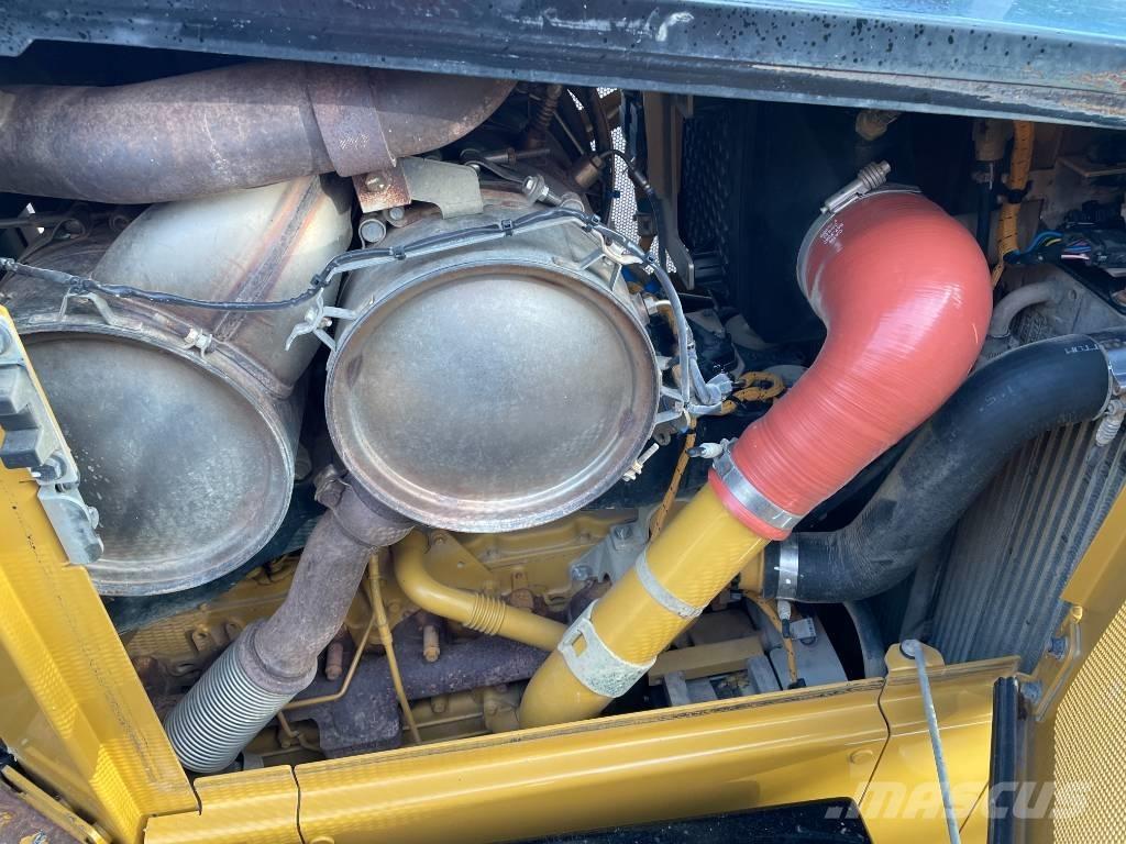 CAT D 5 LGP بلدوزرات مجنزرة