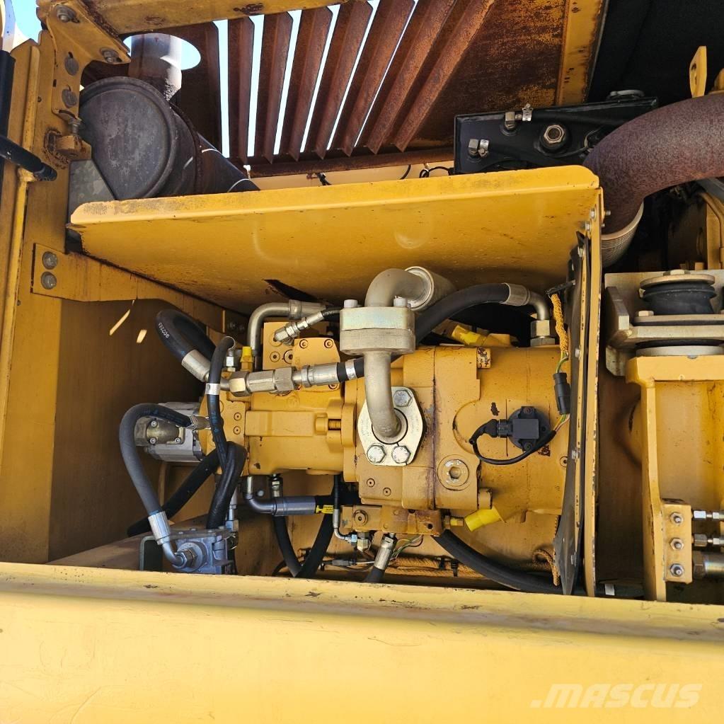 CAT 322 C حفارات بعجل