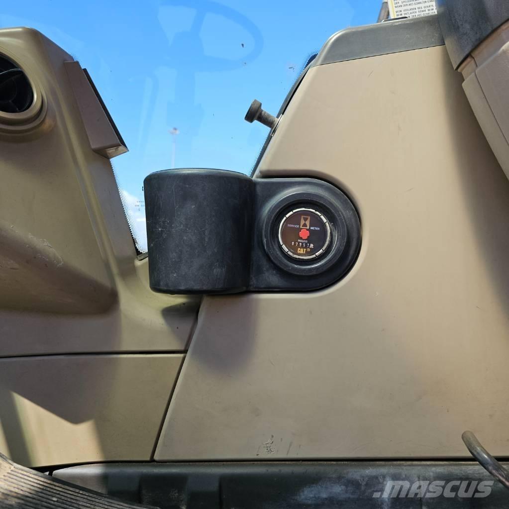 CAT 322 C حفارات بعجل