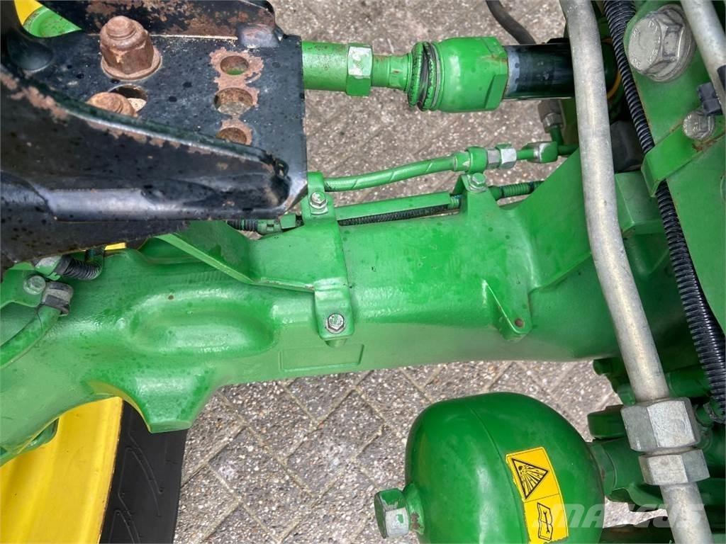 John Deere 6215R الجرارات