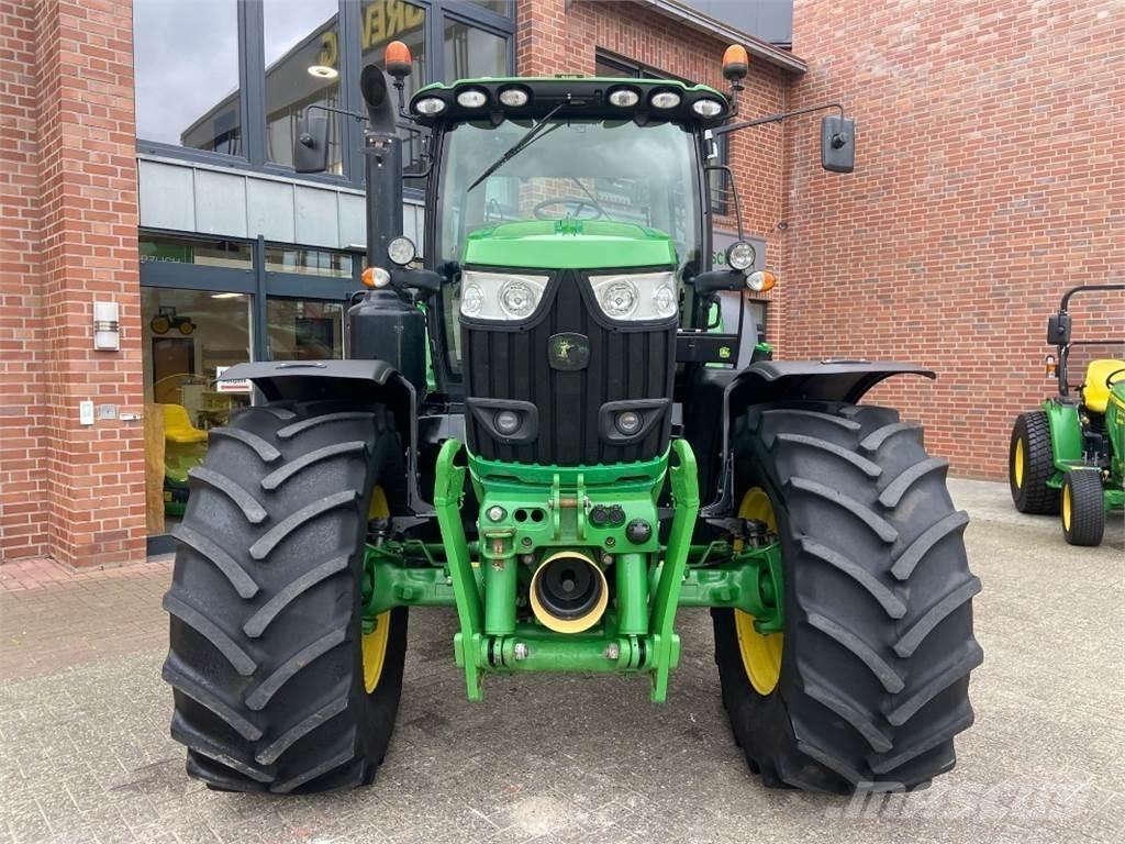 John Deere 6215R الجرارات