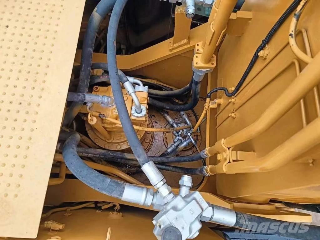 CAT 330 D حفارات زحافة