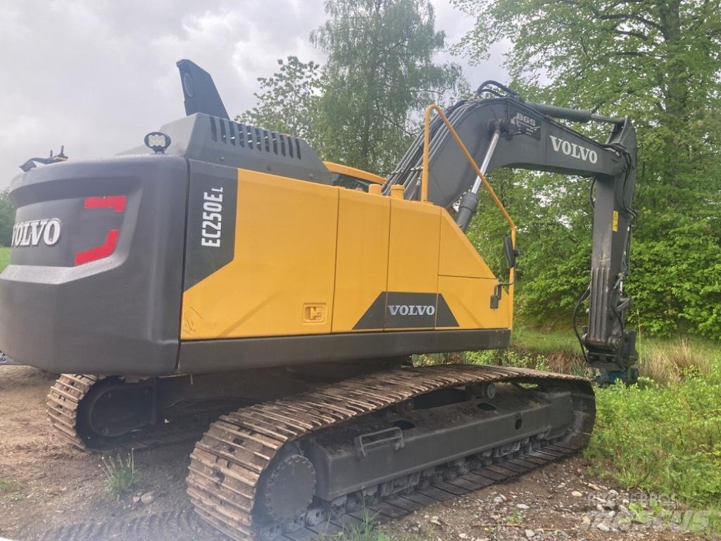 Volvo EC 250 EL حفارات زحافة