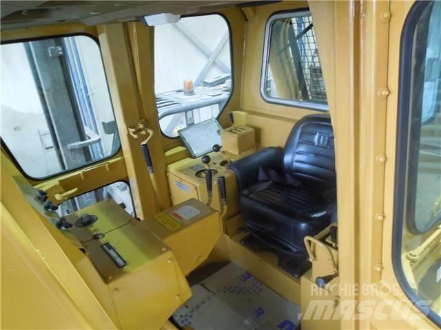 CAT D 7 G بلدوزرات مجنزرة