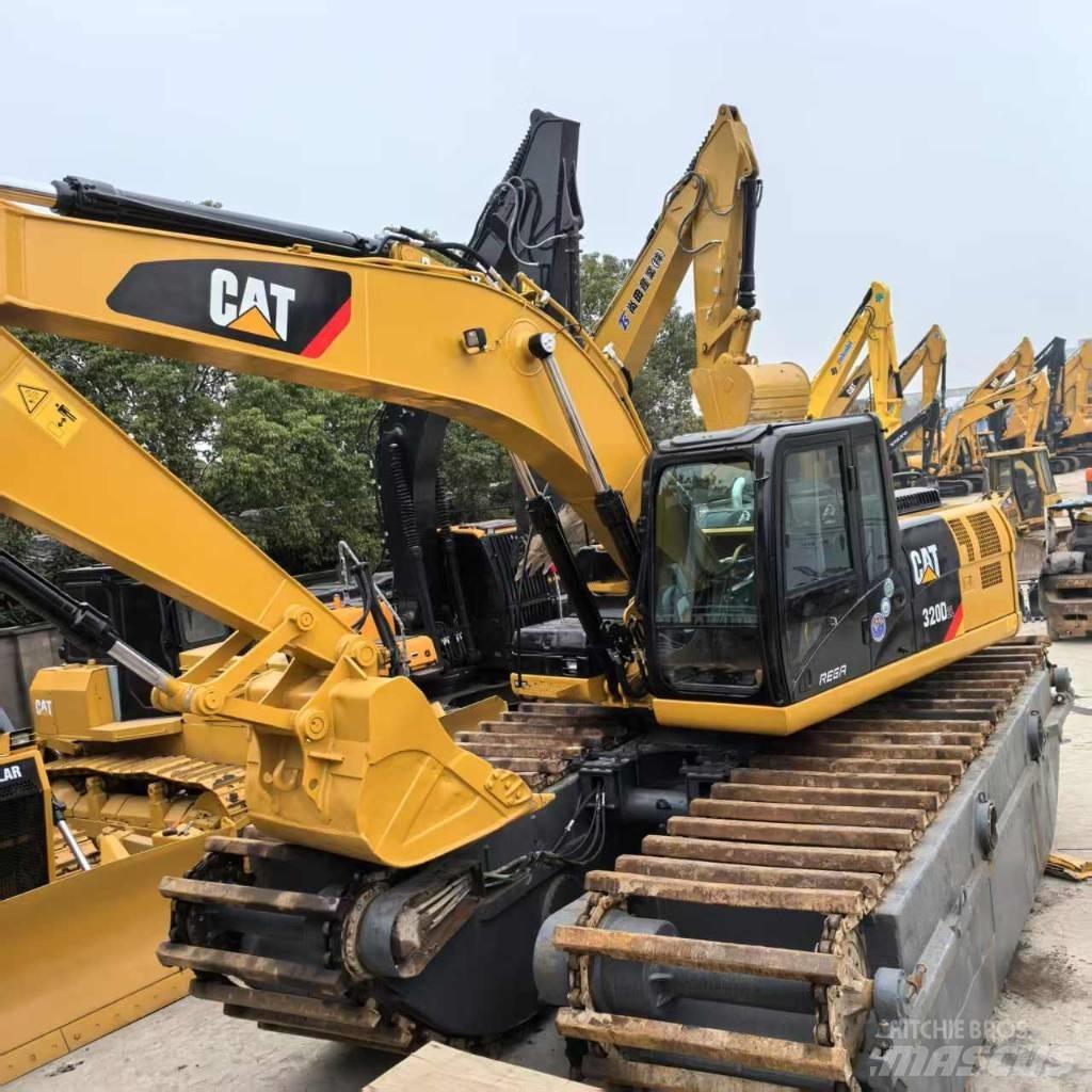 CAT 320 D الحفارات البرمائية