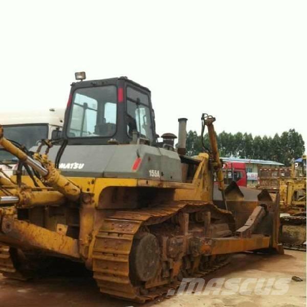 Komatsu d155a-3 بلدوزرات مجنزرة