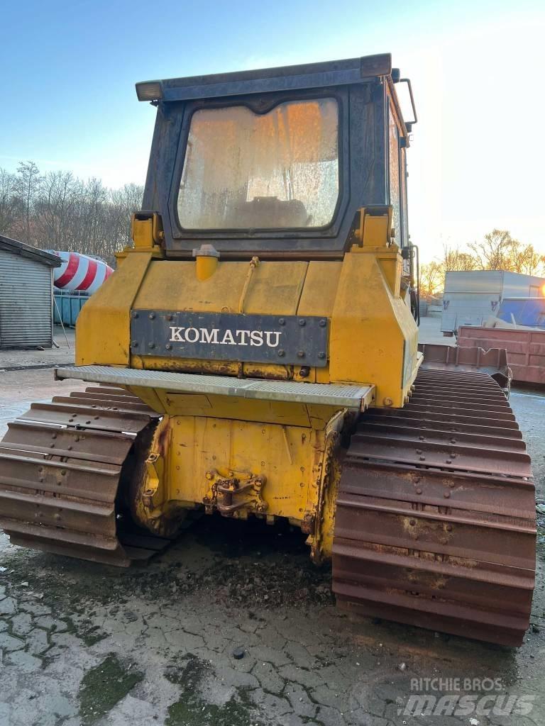 Komatsu D 65 P بلدوزرات مجنزرة