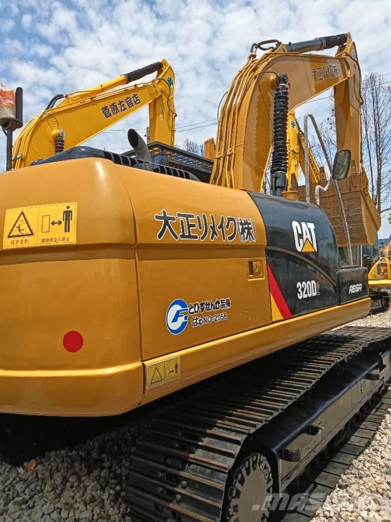CAT 320 D حفارات زحافة