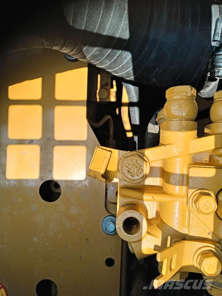 CAT 320 D حفارات زحافة