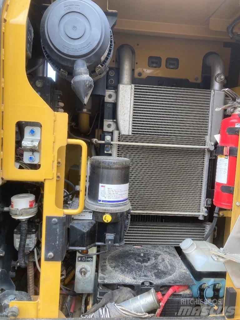 CAT 313 F L حفارات زحافة
