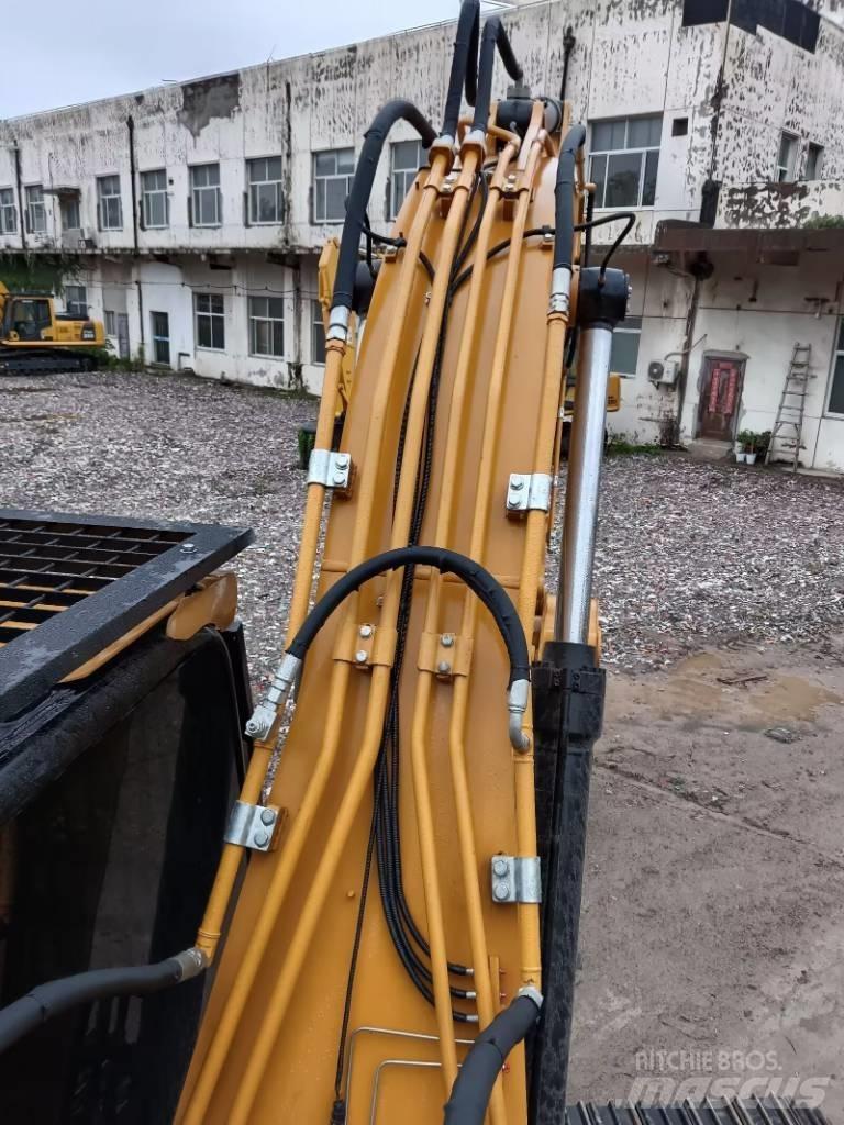 CAT 324 D L حفارات زحافة