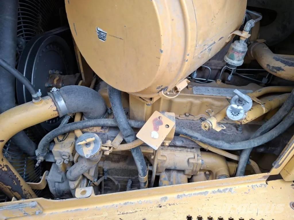 CAT D 6 R بلدوزرات مجنزرة