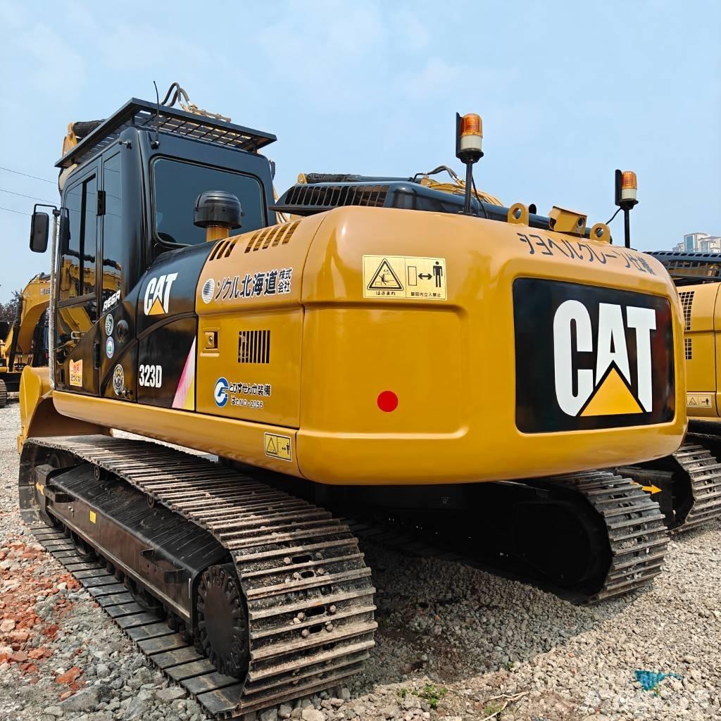 CAT 323D حفارات زحافة