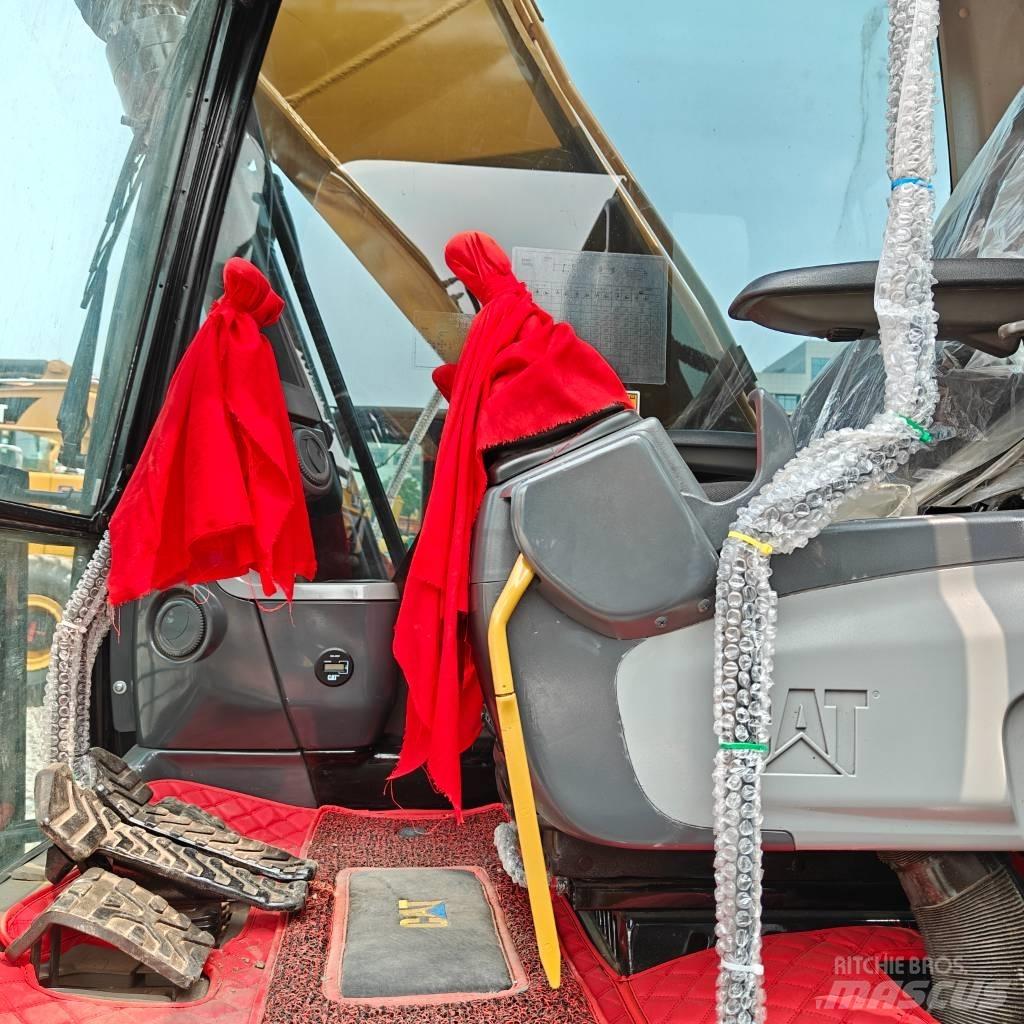 CAT 323D حفارات زحافة