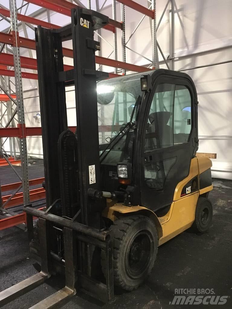 CAT DP 35 N شاحنات الديزل