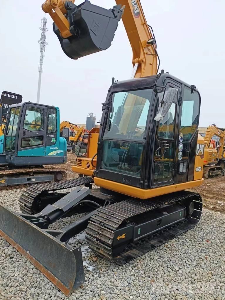 CAT 307 حفارات زحافة