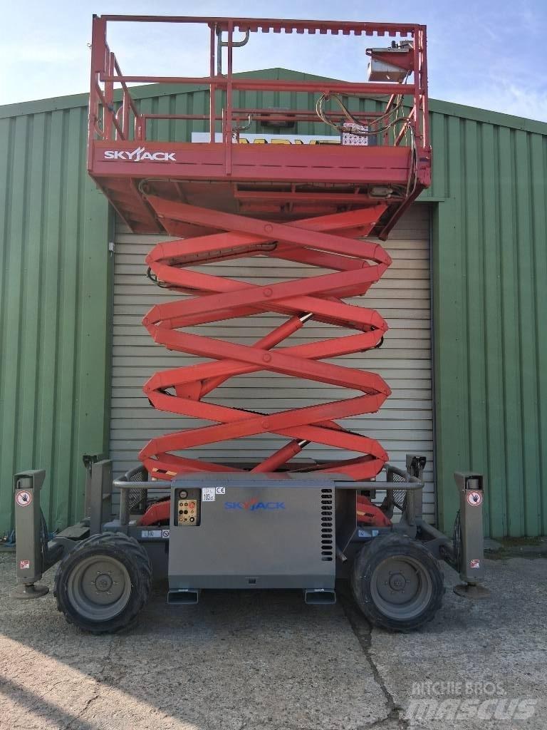 SkyJack SJ 6832 RT رافعات مقصية الشكل