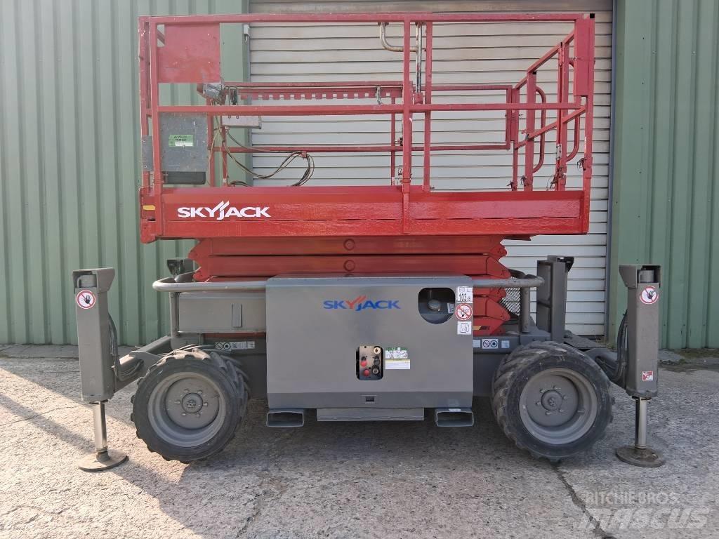SkyJack SJ 6832 RT رافعات مقصية الشكل