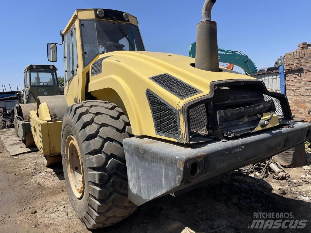 Bomag 226-4 مداحل أحادية الأسطوانة