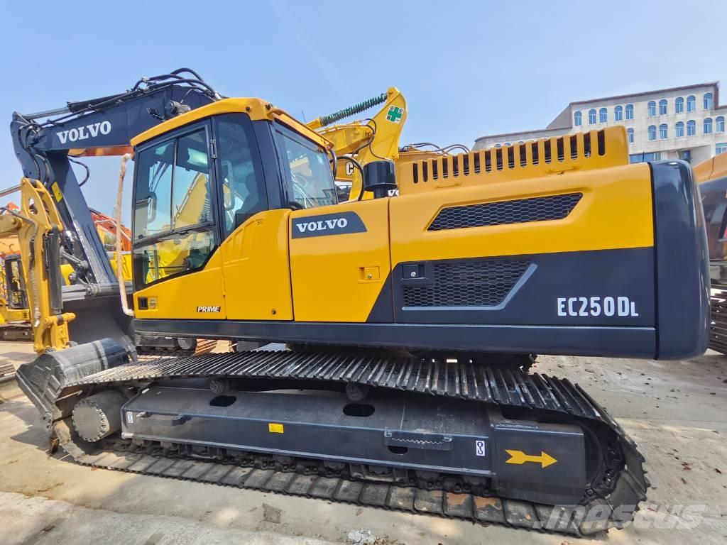 Volvo EC 250 D L حفارات زحافة