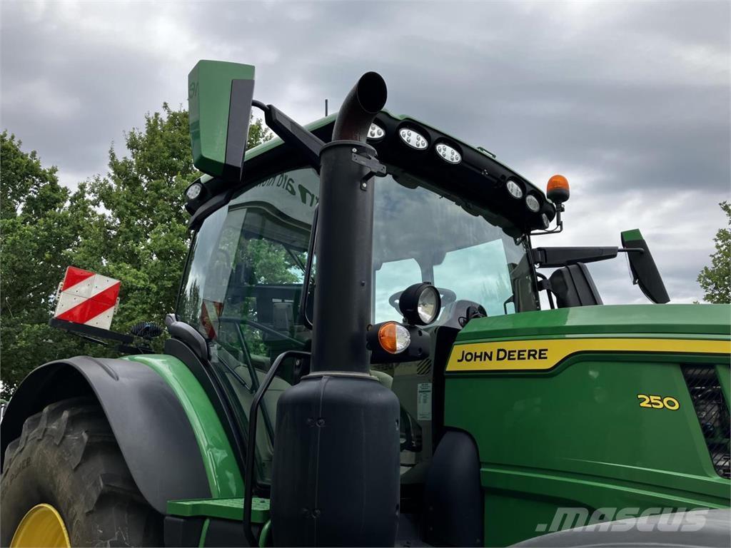 John Deere 6R 250 الجرارات