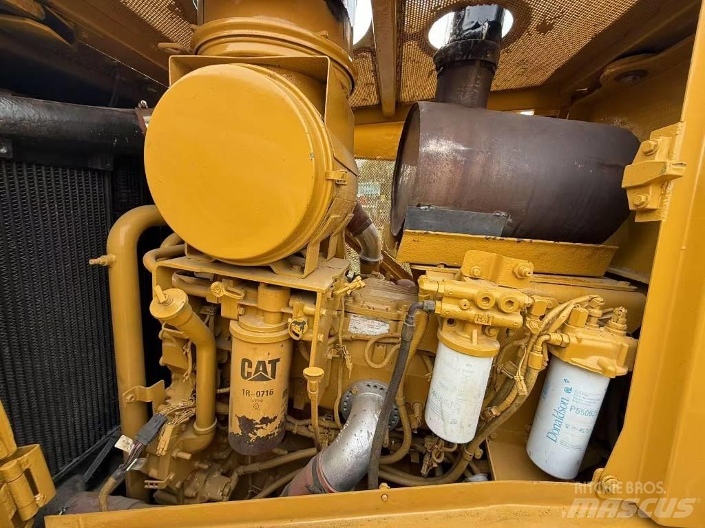 CAT D 8 T بلدوزرات مجنزرة
