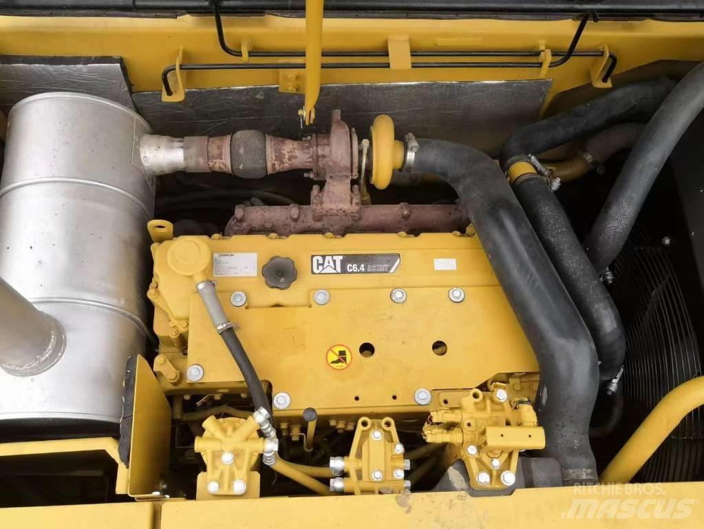 CAT 320 D حفارات زحافة
