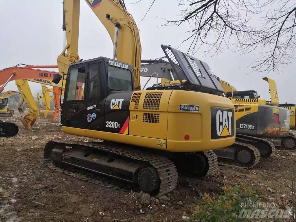 CAT 320 D حفارات زحافة