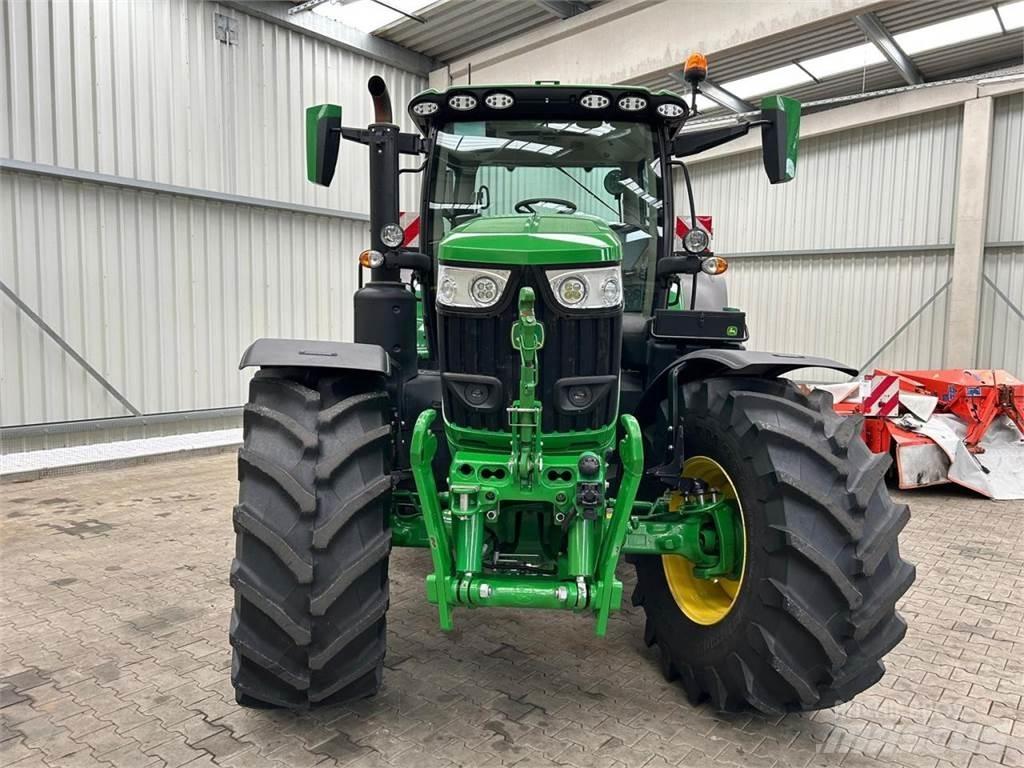 John Deere 6R 215 الجرارات