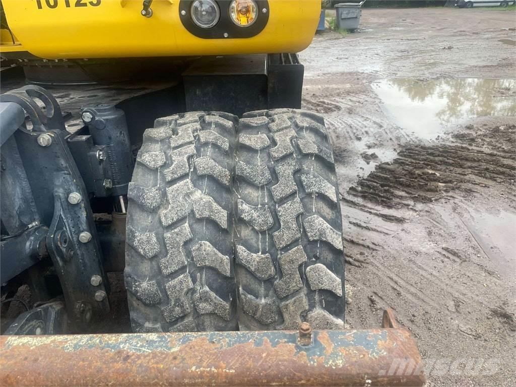 Komatsu PW148-10 حفارات بعجل