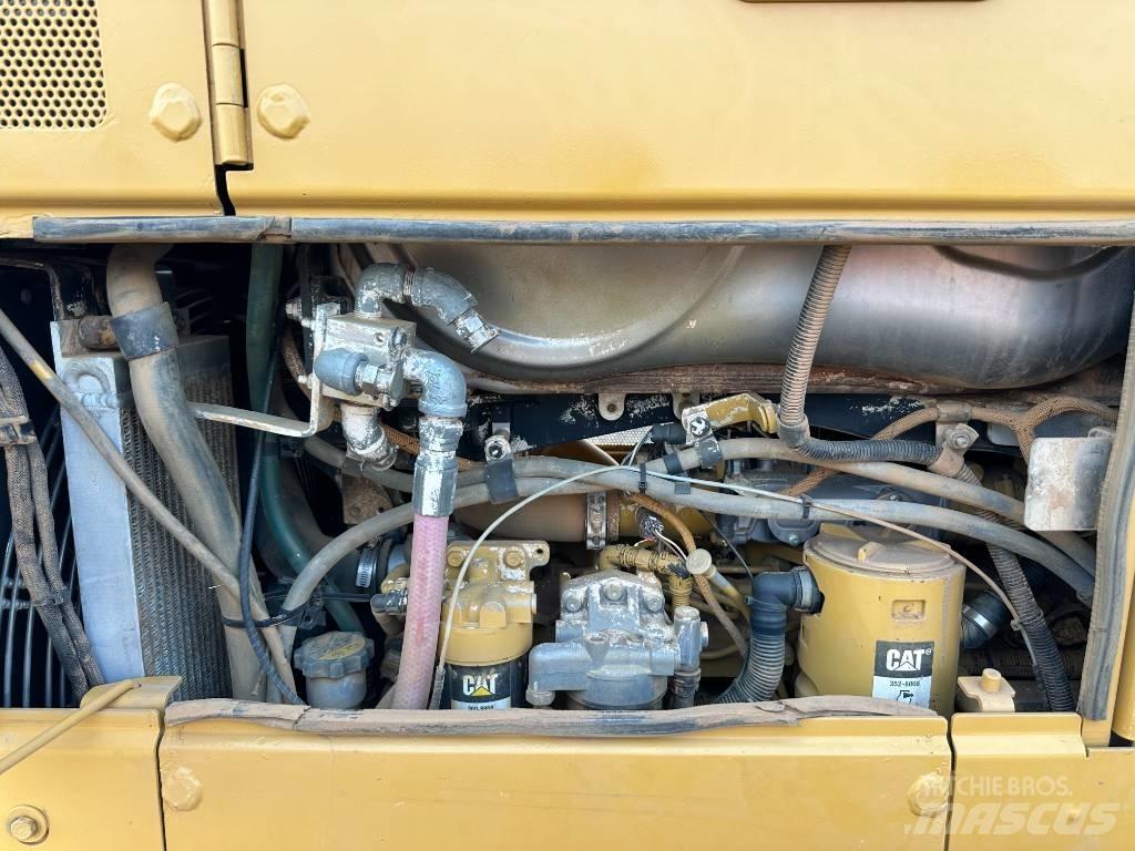 CAT D 6 N XL بلدوزرات مجنزرة