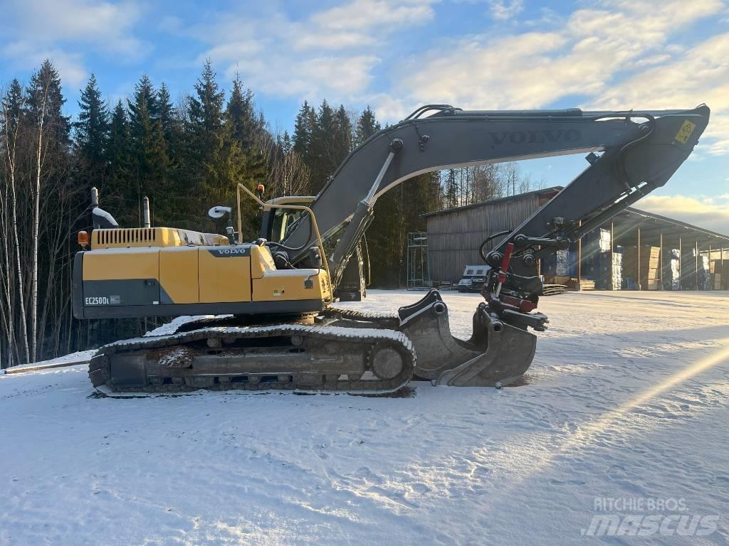 Volvo EC 250 D L حفارات زحافة