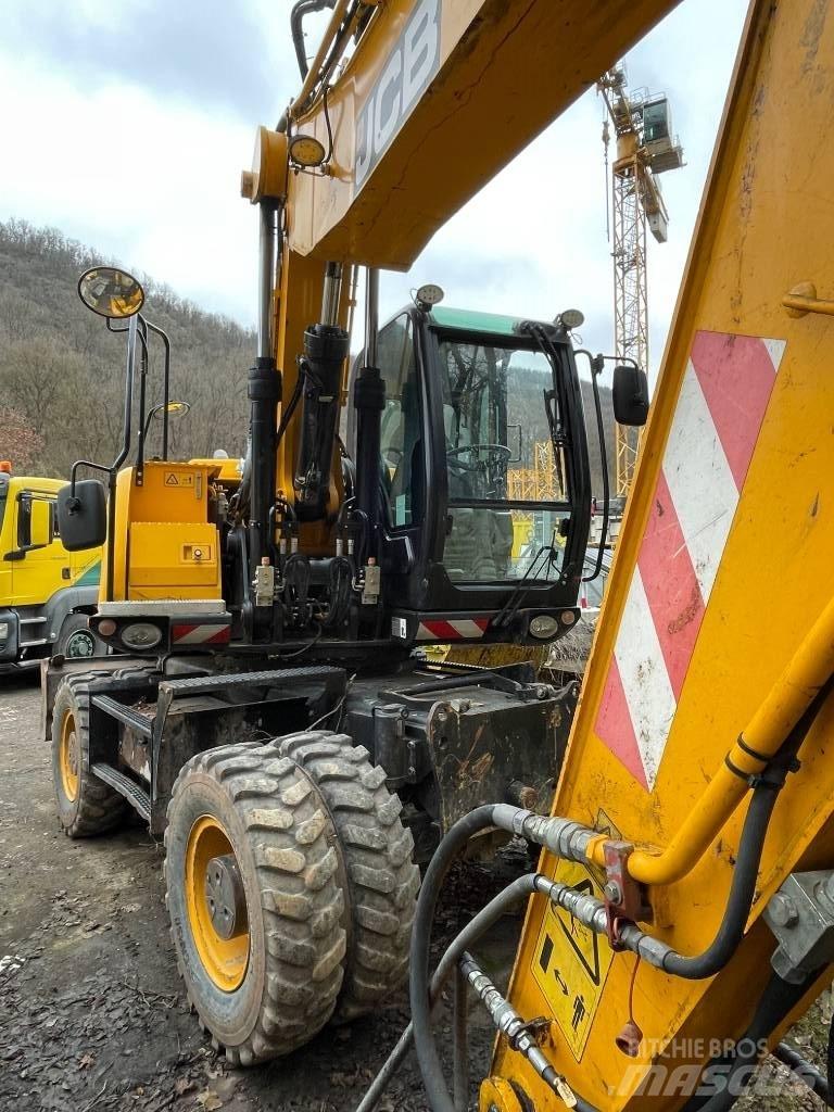 JCB JS 175 W حفارات بعجل