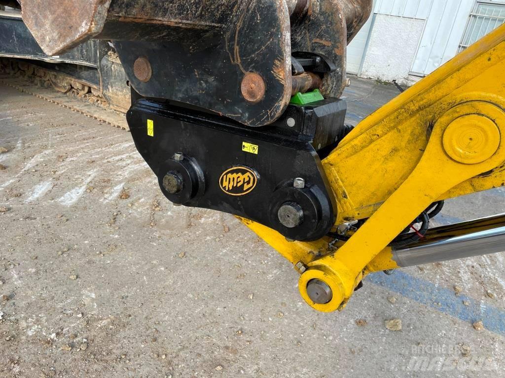 Komatsu PC240LC-11E0 حفارات زحافة