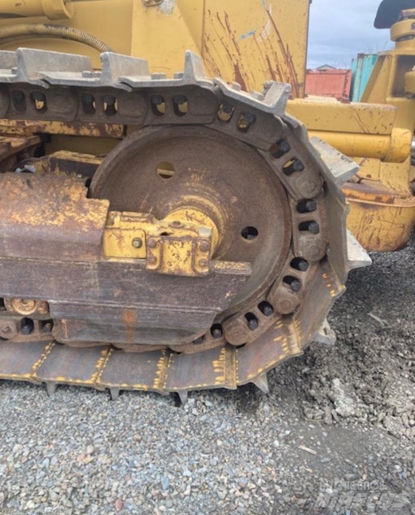 CAT D 5 C بلدوزرات مجنزرة