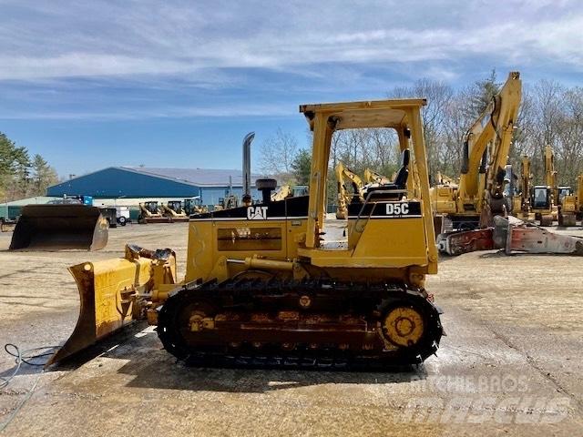 CAT D 5 C بلدوزرات مجنزرة