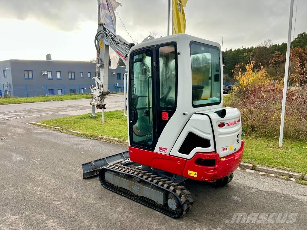 Takeuchi TB 225 حفارات صغيرة أقل من 7 طن (حفارات صغيرة)