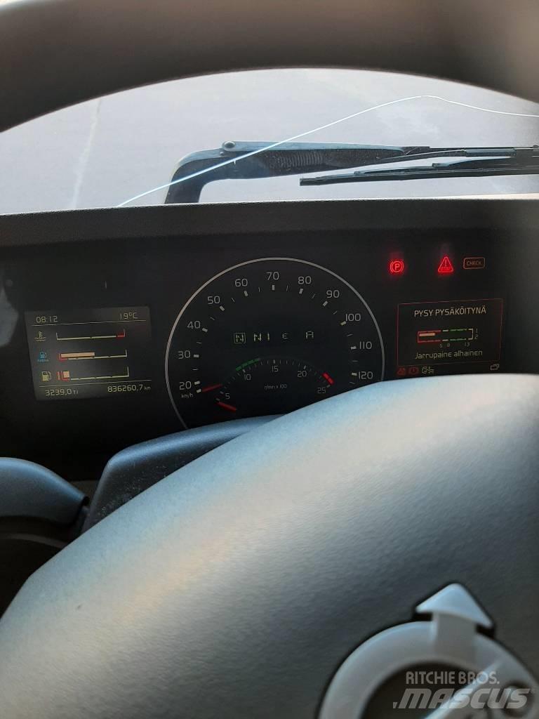 Volvo FH 13 شاحنات بمقصورة وهيكل