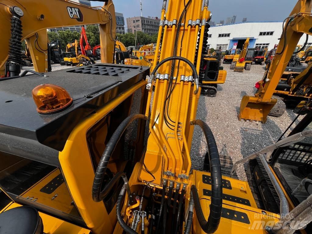 Komatsu PC 240 LC-8 حفارات زحافة