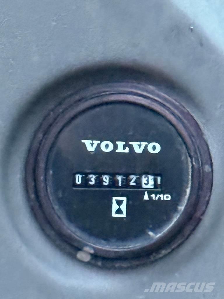 Volvo ECR 235 حفارات زحافة