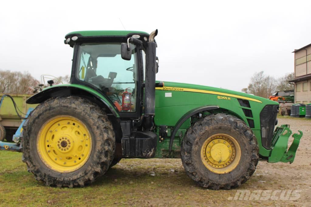 John Deere 8245 R الجرارات